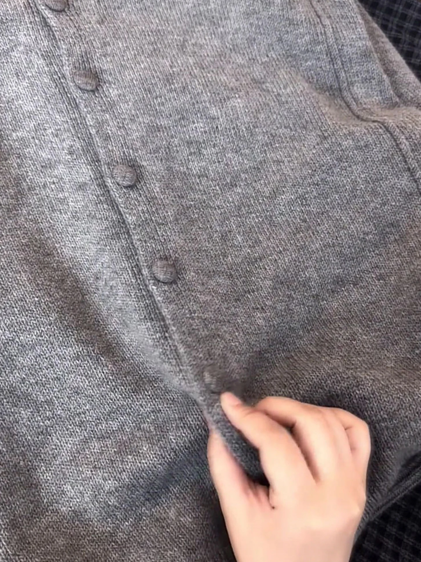 เสื้อคาร์ดิแกนถักนิตติ้งน้ำหนักเบา สีพื้น สไตล์เกาหลี ดีไซน์เรียบง่าย นุ่มสบาย เหมาะสำหรับใส่เดินทาง เสื้อสเวตเตอร์ผู้หญิงแฟชั่นฤดูหนาว