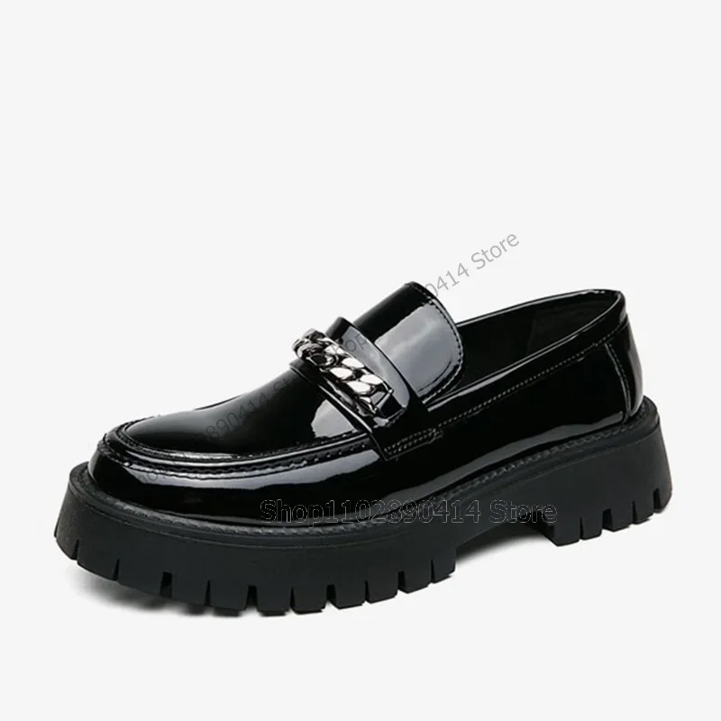 รองเท้าโลฟเฟอร์ผู้ชายแบบสวม ดีไซน์เย็บสีไล่ระดับสีเขียว ตกแต่งด้วยโซ่ แฟชั่นหรูหรา ทำมือ เหมาะสำหรับงานปาร์ตี้และใส่ทำงาน