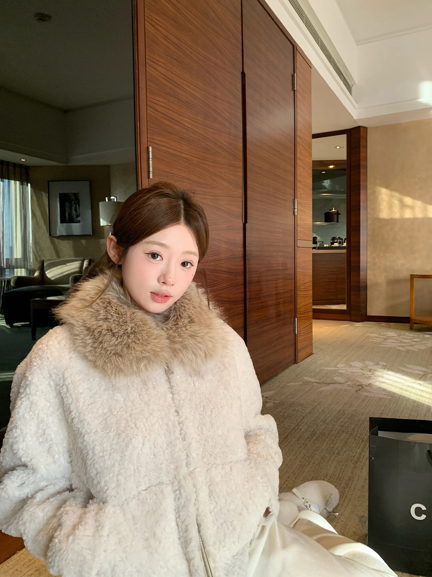 

Женская теплая куртка OKJJ с воротником из искусственного меха, короткое пальто из полиэстера в корейском стиле, белое, с длинными рукавами, на молнии