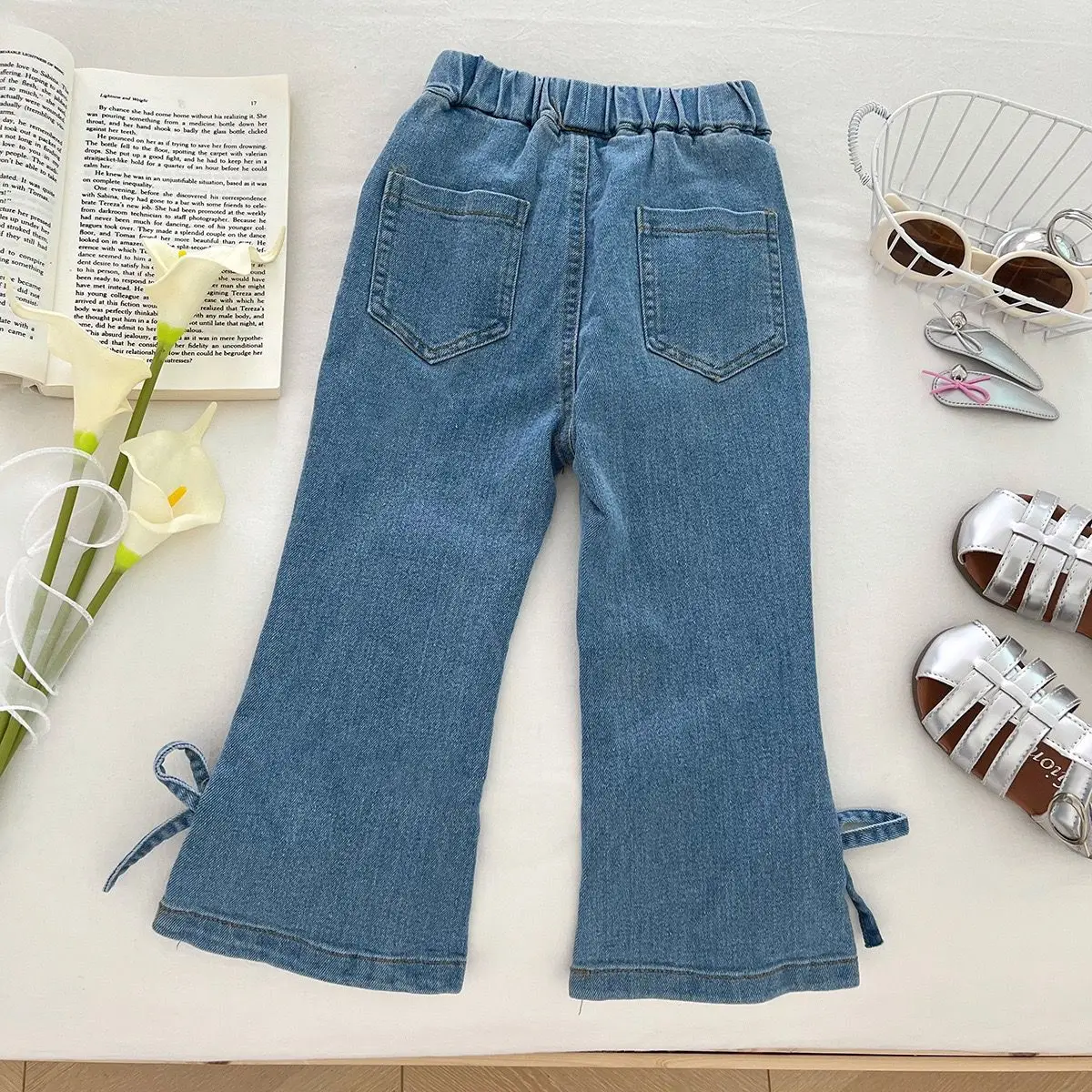 2025 الفتيات الجينز الخريف القوس التفاصيل مضيئة السراويل العصرية الاطفال سراويل جينز تنوعا طفل قيعان الزي غير رسمي