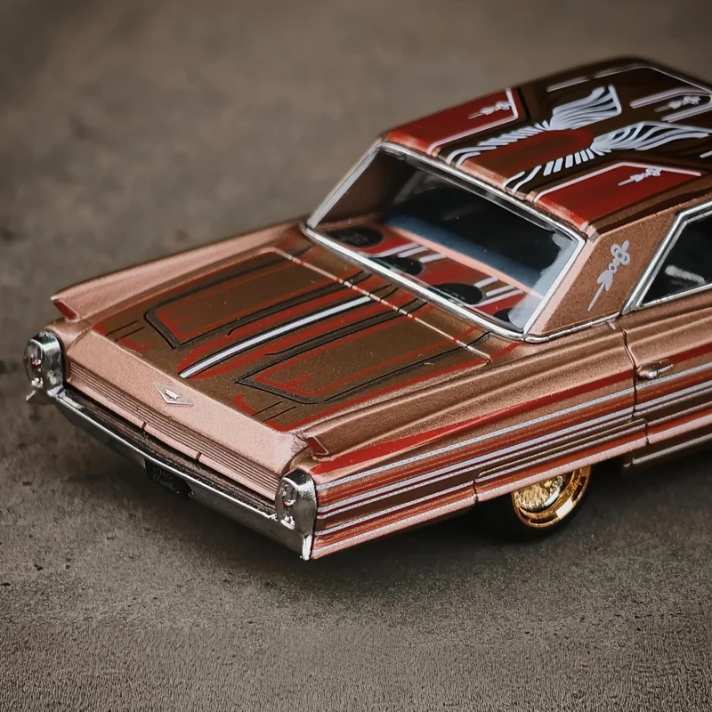 Nieuw Op Voorraad Mk 1: 64 Cadillac DeVille 2025 Hec Tentoonstelling Legering Model Auto Miniatuur Diecast Ornamenten Custom Speelgoed Kids Gift