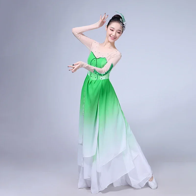 Chinesischer Volkstanz, klassischer nationaler Yangko-Tanz, elegantes traditionelles Fan-Kostüm, alte Hanfu-Kleidung, Square Dance