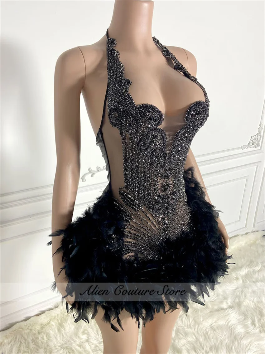 Abito corto da ballo corto in cristallo rosso brillante per ragazza nera Abito da cocktail per anziani Abito da festa di compleanno 2025 Piume Personalizzabili