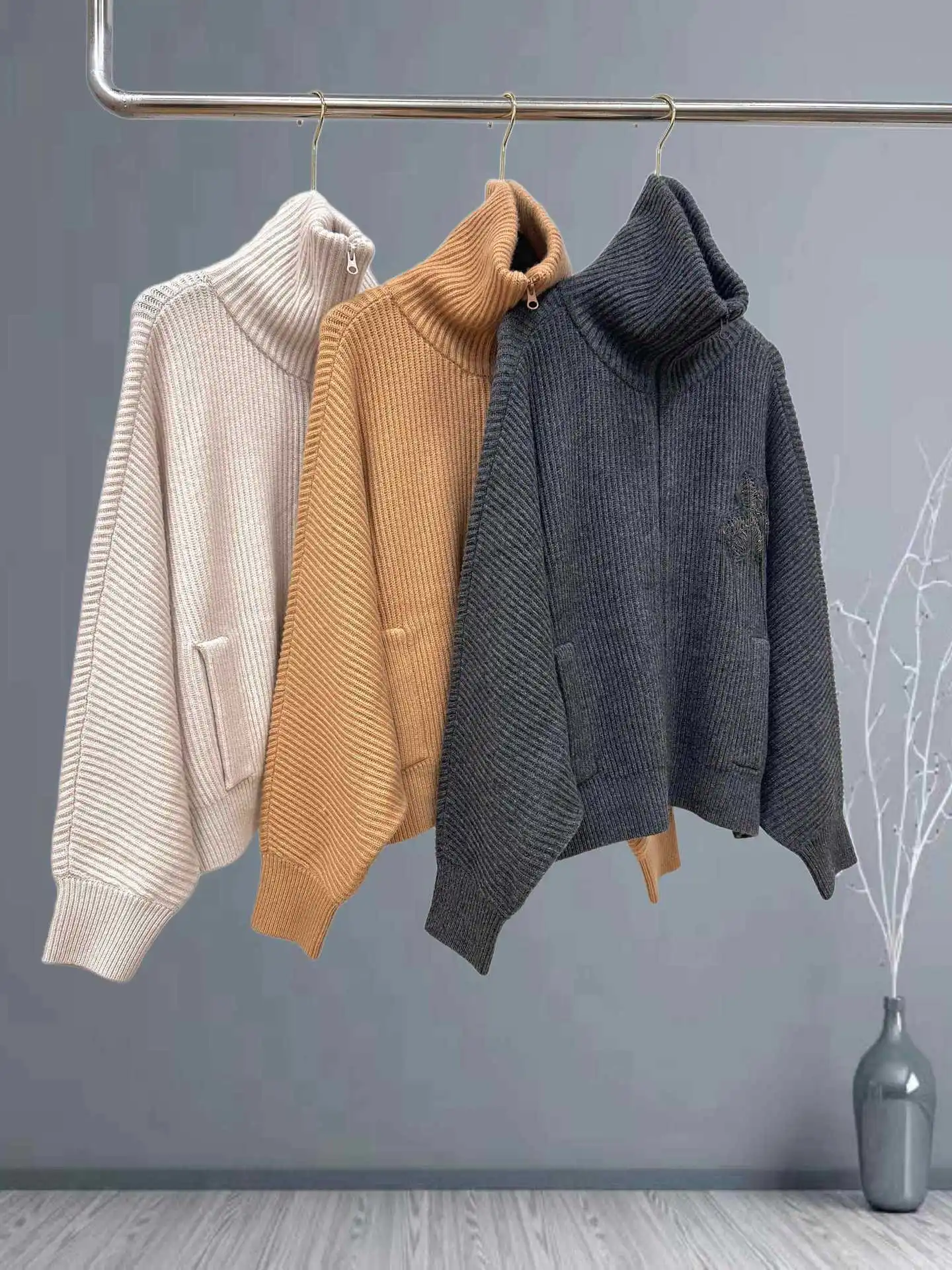 

Женская осенне-зимняя кашемировая вязаная куртка B*C с цепочкой и цветочным лацканом на молнии