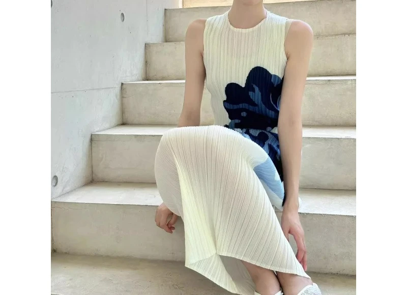 

Folded Skirt Loose and Thin Temperament Sleeveless Crew Neck High-end Dress