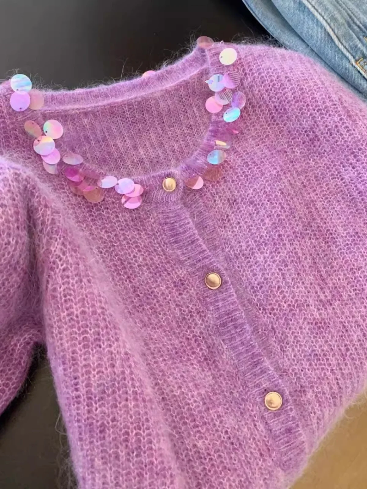 Paars gebreid vest met ronde hals en pailletten voor dames Temperament Nieuwe luie zachte stijl Zachte trui met enkele rij knopen