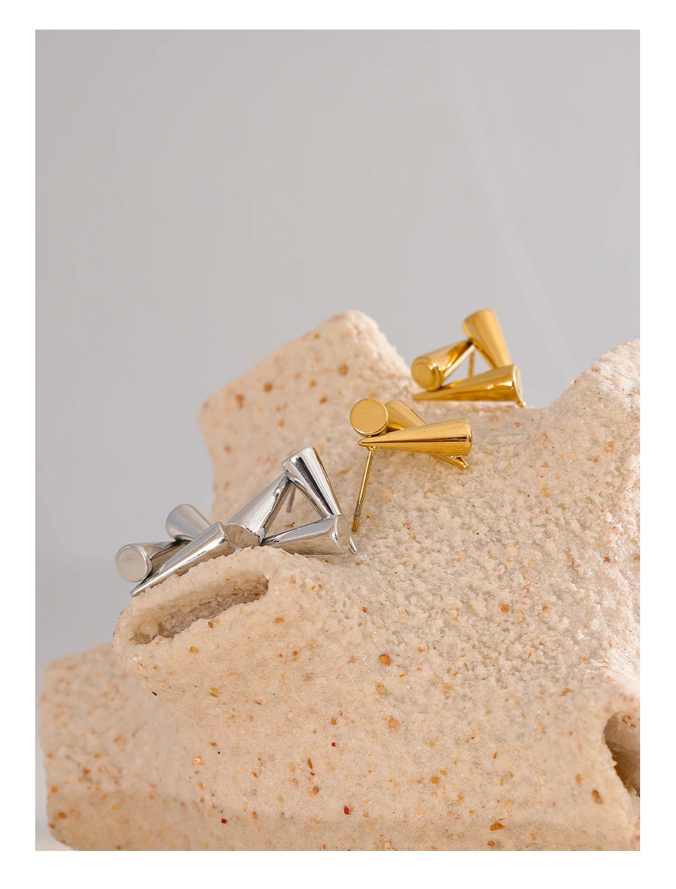 Yhpup Ohrstecker aus Edelstahl mit dreieckiger Geometrie, ungewöhnlich, rostfrei, Metall, 18 Karat PVD-beschichtet, trendiger Alltagsschmuck, Bijoux – Detail 15