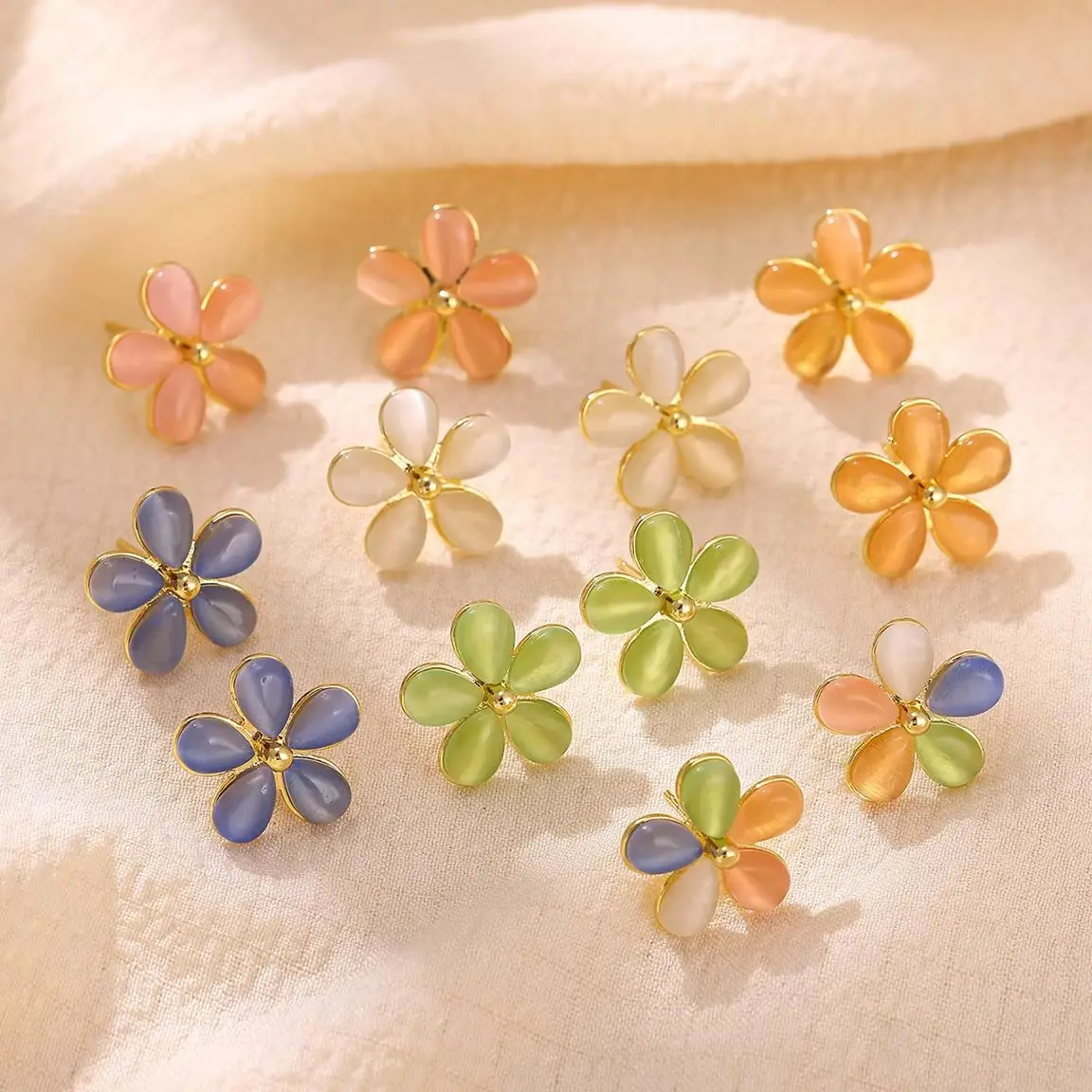 Bunte Katzenaugen-Blumenohrringe für Frauen, Goldfarben, Fünfblättrige Pfirsichblüten-Ohrstecker, Süßer Schmuck für den Alltag und den Urlaub, Geschenk