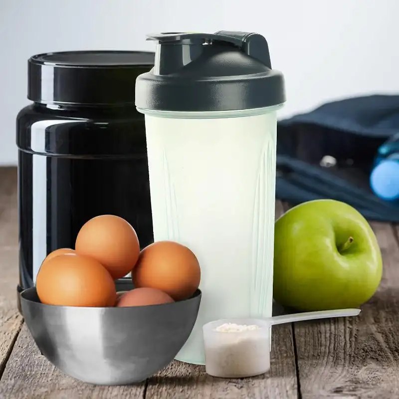 Shaker-Flaschen für Protein mischungen, 28 Unzen, 2er Pack, 2 Farben, Protein-Shaker-Flasche mit Draht-Schneebesen-Kugel, Shaker-Tasse, Mixer-Flasche