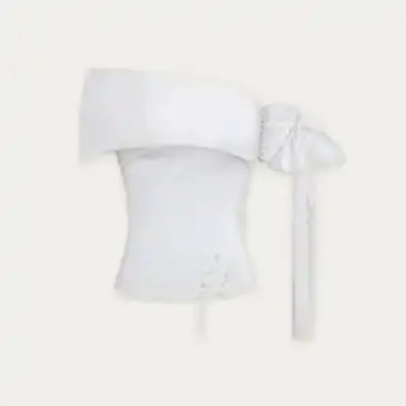 Conjunto Feminino: Top Cropped Cinza de Um Ombro com Manga de Amarrar e Detalhe de Botões de Renda, e Saia Longa com Acabamento de Renda Branca