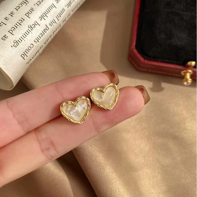 Koreanische Exquisite Weiße Herz Stud Ohrringe Weibliche Mode Süße Gold Farbe Geometrie Ohr Schmuck Romantische Schmuck
