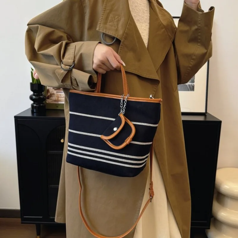 

Luxury Elegant Crossbody Bag Women Retro Niche Design Large Capacity Shopping Travel Commuter Outdoor Casual Bag