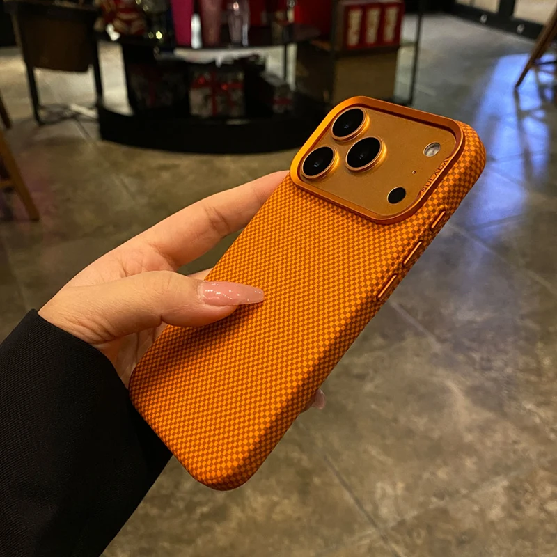 Magnetyczne, ultracienkie etui na telefon z teksturą włókna węglowego do iPhone 18, 17 Pro Max, 16 Pro, matowe, z efektem „skóry”, umożliwiające bezprzewodowe ładowanie. — zdjęcie produktu 3