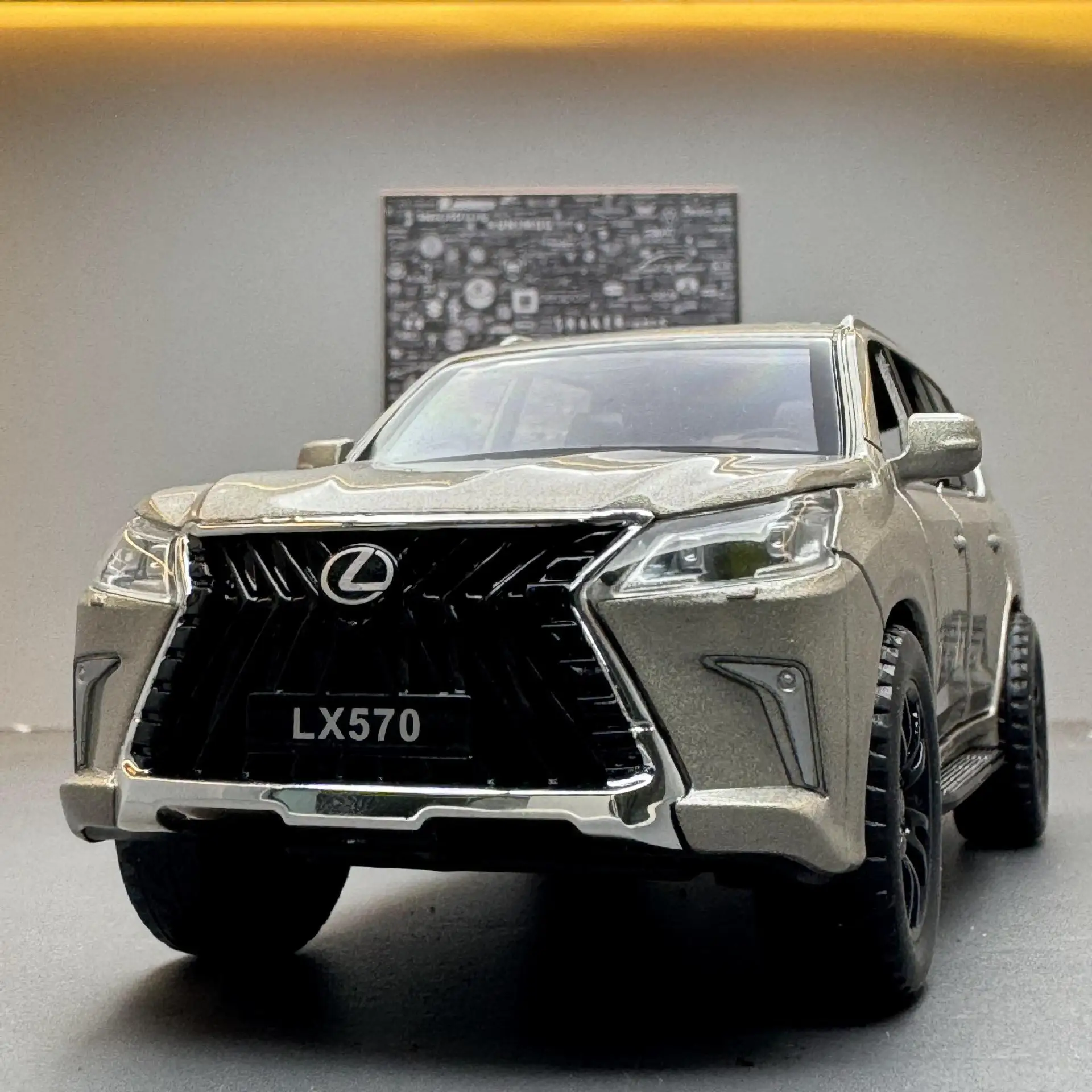 1/32 LEXUS LX570 SUV Alloy Off Road Diecast Metal Model Fine Model Collection Computer Desktop Ornaments Children Birthday Gift