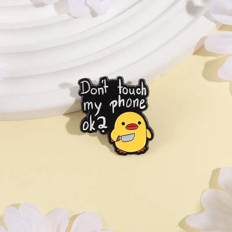بروش البطة الصفراء الصغيرة مع سكين التصميم الإبداعي "لا تلمس هاتفي" شارة نصية حقيبة ظهر متعددة الاستخدامات هدية إكسسوارات