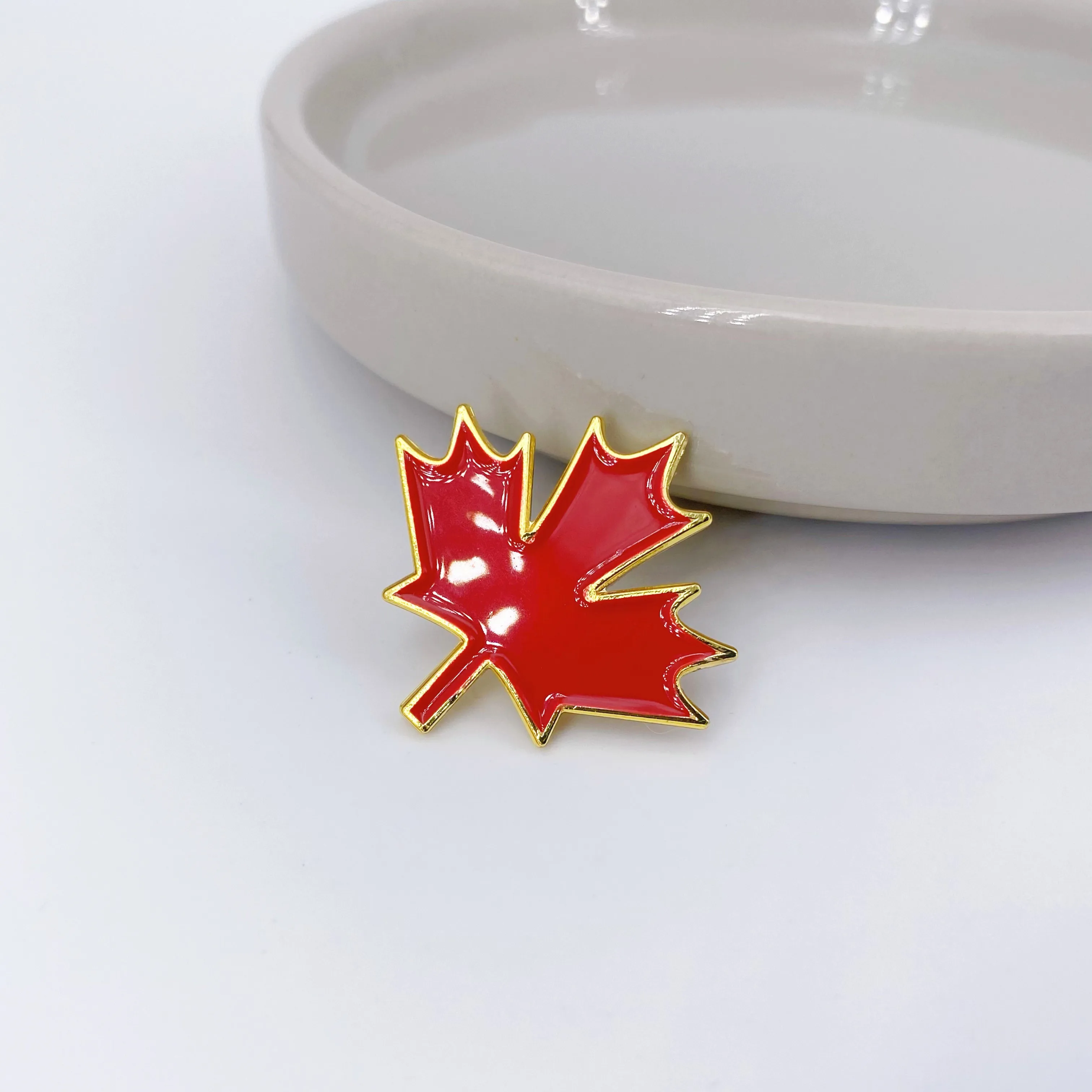 Canada Maple Brooches Enamel Leaf Pins Lapel Badges for Fall Clothing Bag Backpack Jewelry Decors