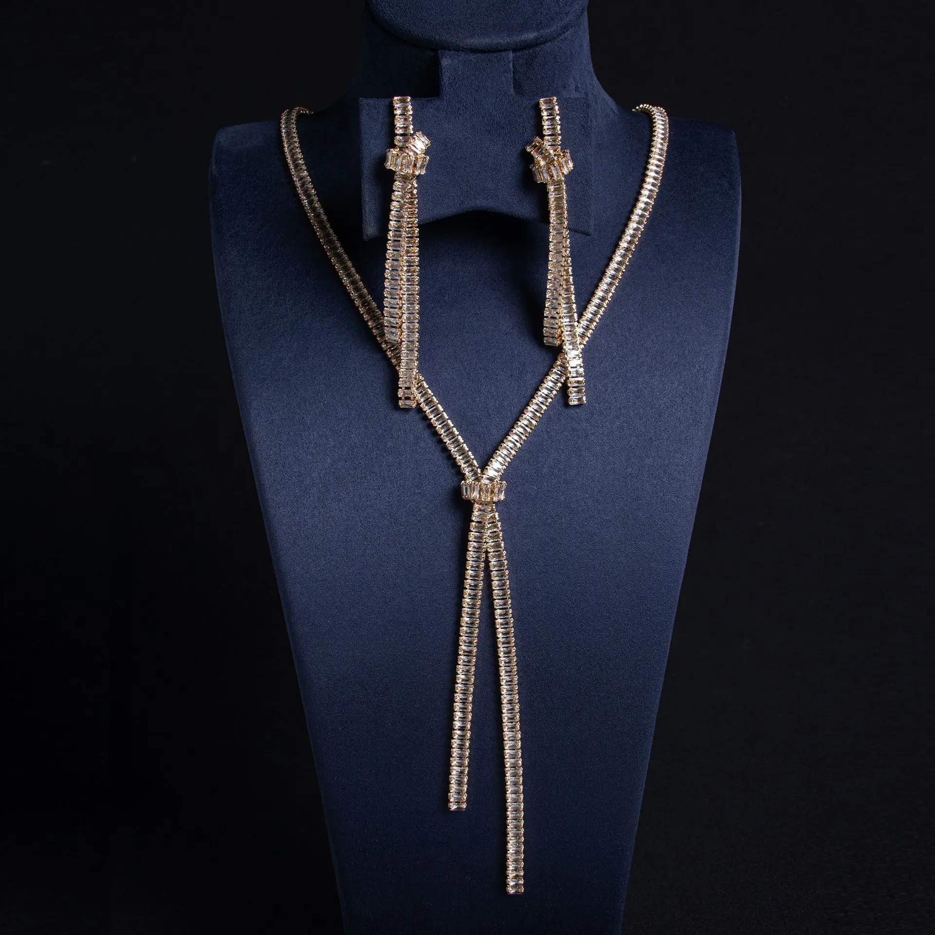 

Комплект серег с кисточками и ожерельем на День матери