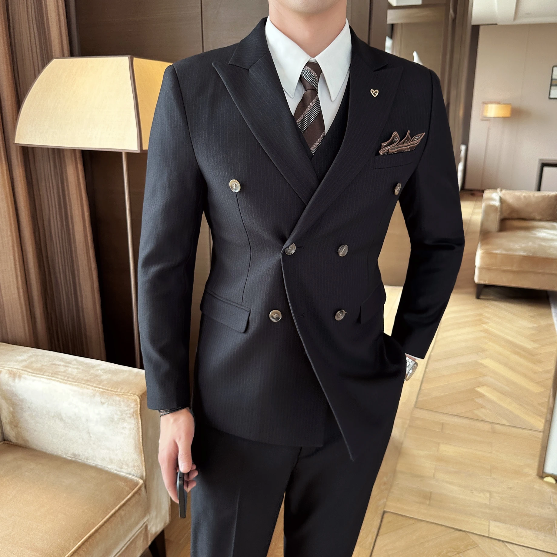 

A high-end men's double-breasted three-piece suit, a fashionable and stylish men's suit, a business casual wedding dress for the
