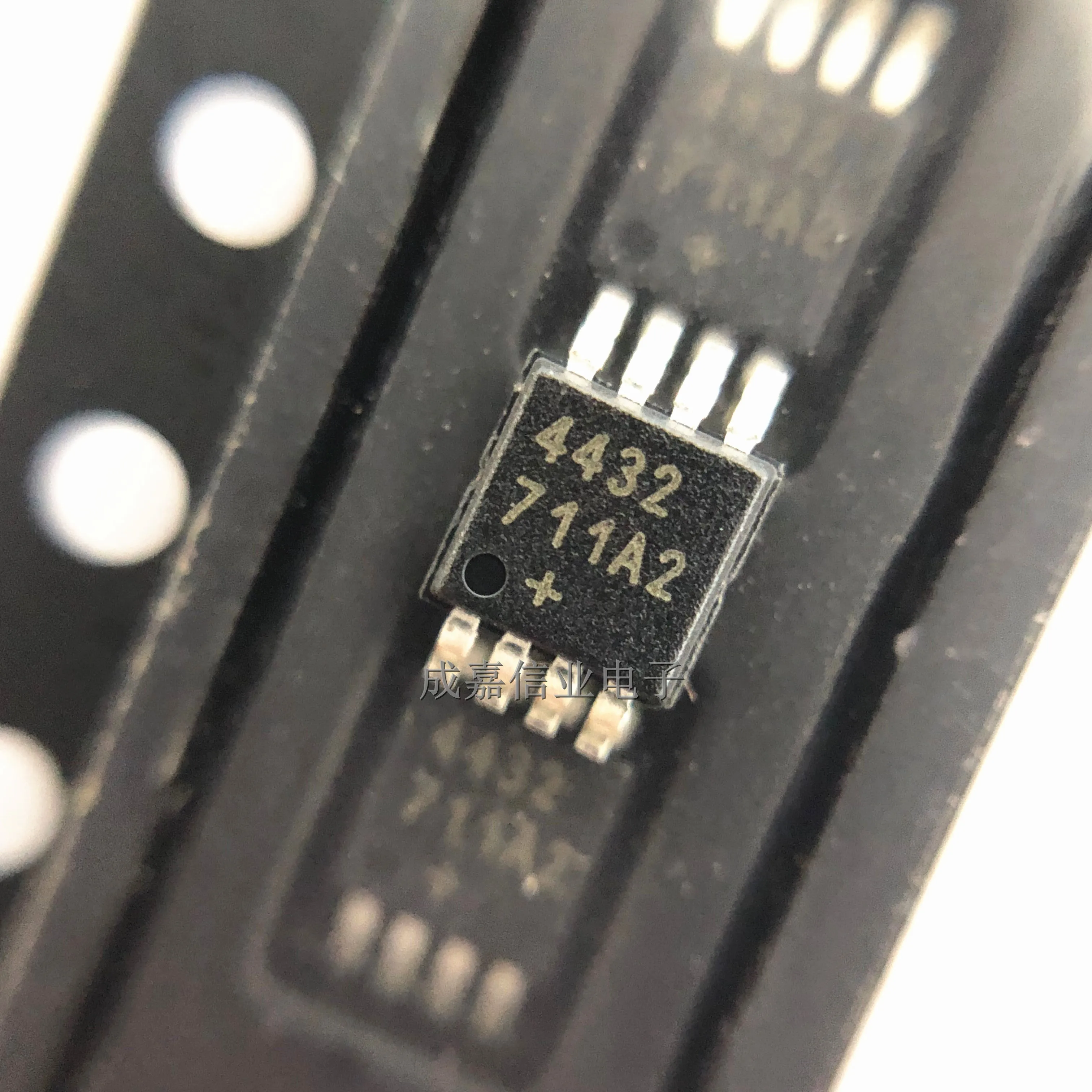 10pcs/Lot DS4432U+T&R MSOP-8 DS4432U MARKING;4432 Digital to Analog Converters - DAC Operating Temperature:- 40 C-+ 85 C