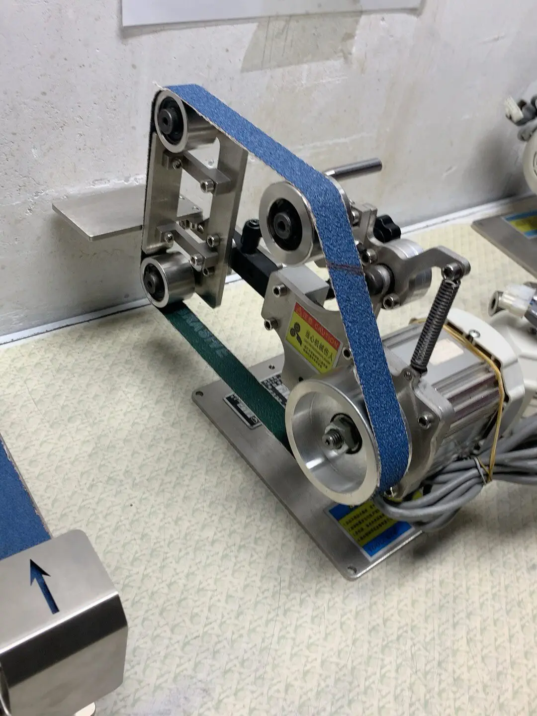 Anwendbar auf Mini bürstenlosen Bandschleifer, Edelstahl Vertikal- und Horizontal-Polier- und Schleifmaschine, V-Nutenbearbeitung, V