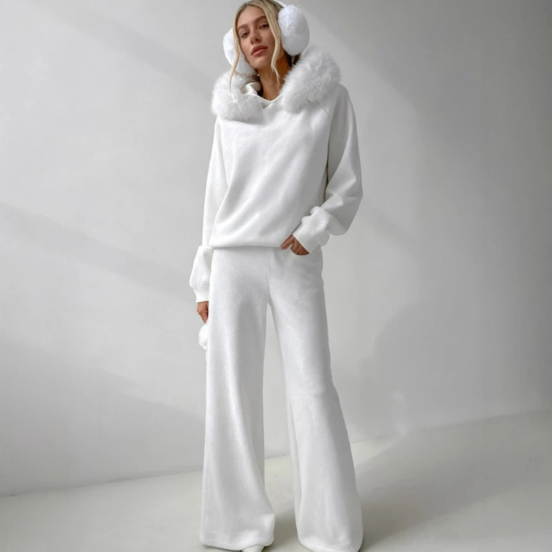 

Комплект из двух предметов: вязаный свитшот с капюшоном в американском стиле и длинные брюки с плюшевыми вставками, модный зимний комплект 2026 года для женщин, высококачественный.