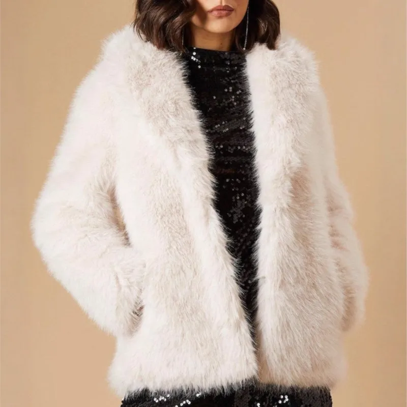 سترات نسائية شتوية جديدة لعام 2025 من الفرو الصناعي المنفوش باللون الأبيض غير رسمية دافئة من الفرو النباتي ملابس خارجية معطف عصري معاطف على طراز الفرو