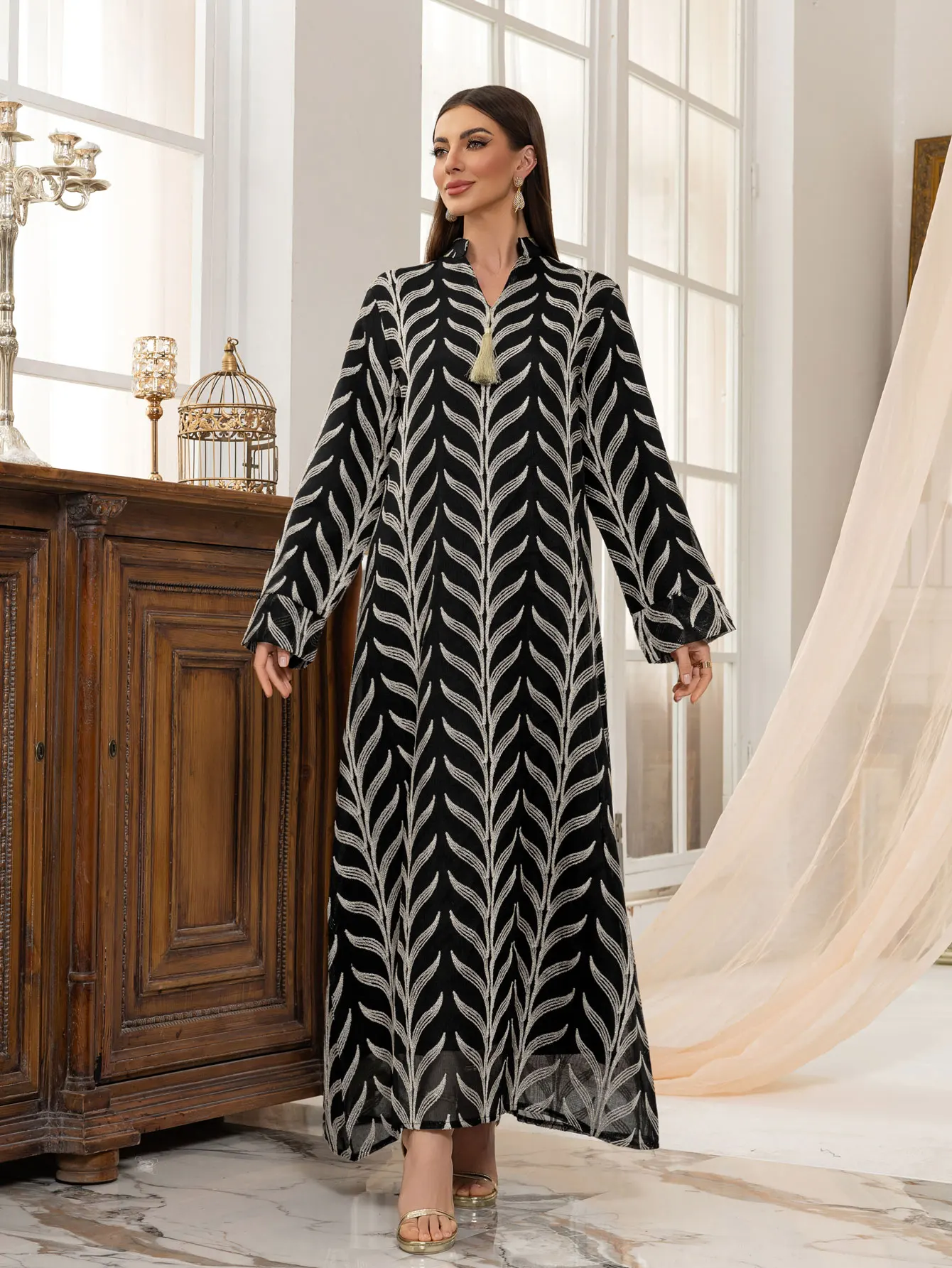 Elegante Abaya nero musulmano decorato con motivi a foglie bianche, nappa chic per l'uso quotidiano e le occasioni festive all'interno islamico