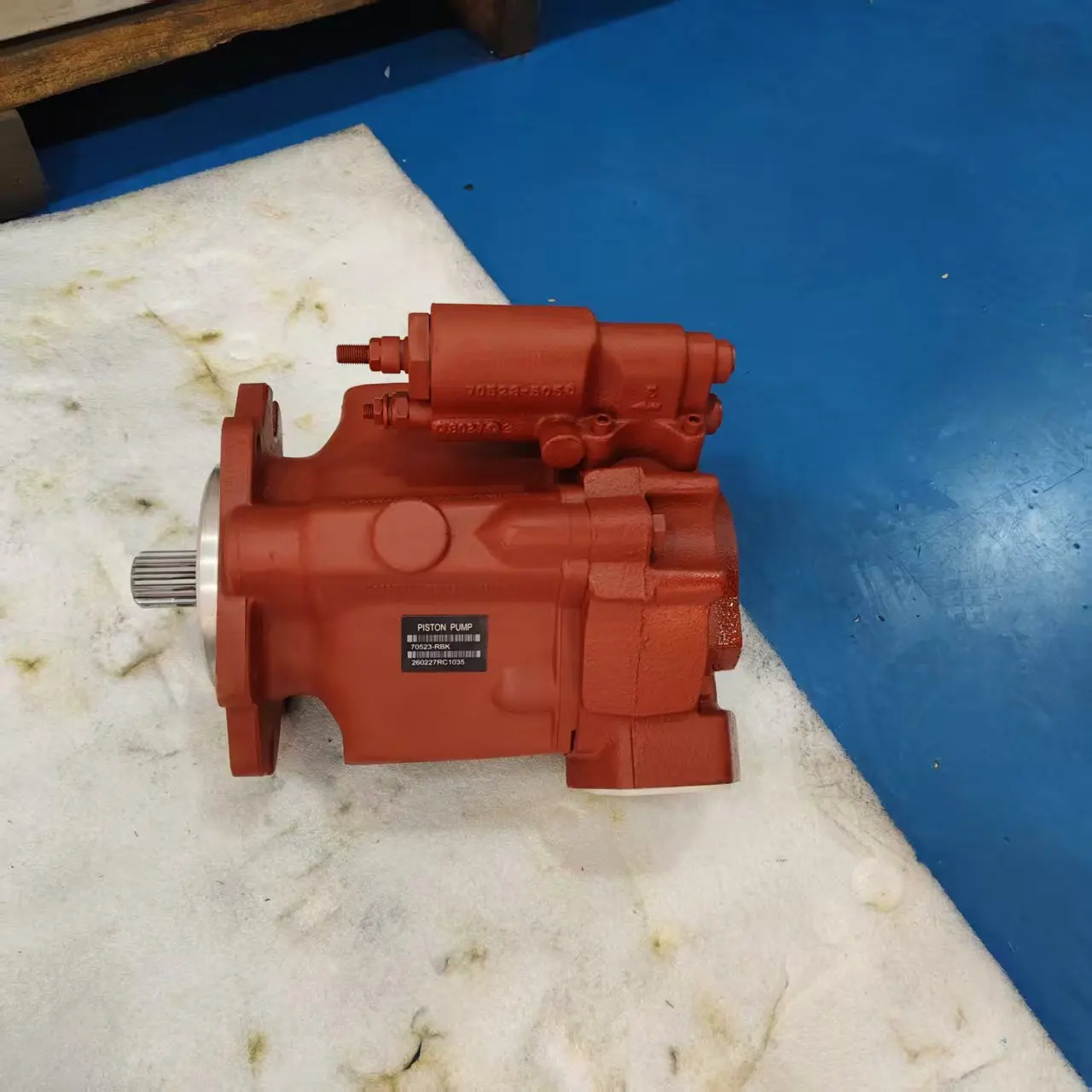 

Hydraulic Pump 70523-RBK Flow Compensation Piston Pumps 70122 70422 70423 70523 14 Tooth 12/24 Spline, Shaft Ext 55.6 [2.19]