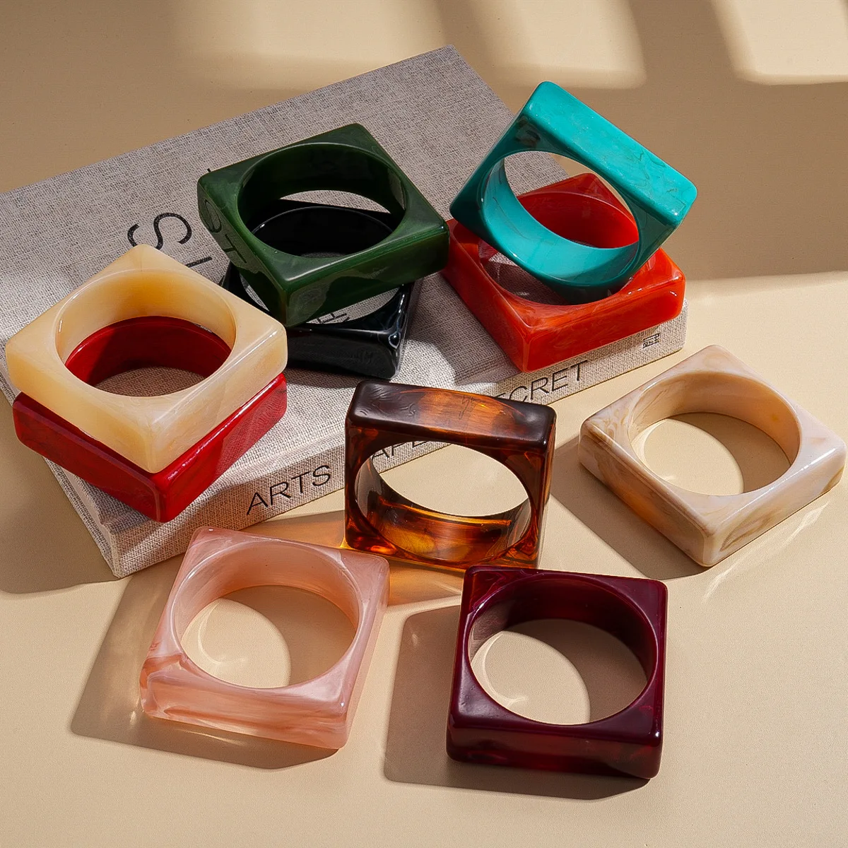 KMVEXO 11 ألوان خمر كبيرة هندسية مربع الراتنج أساور للنساء فتاة ريترو غير النظامية الاكريليك أساور 2025 الرجال المجوهرات