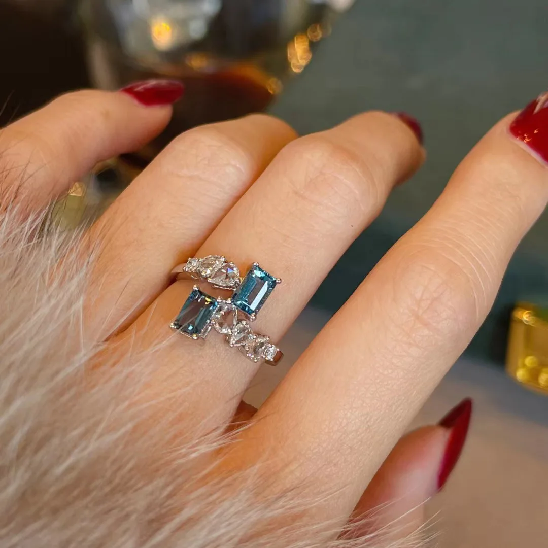 女性のための長方形のきらめくダイヤモンドリング、ニッチなデザイン、高級品、新製品、耐久性のある素材