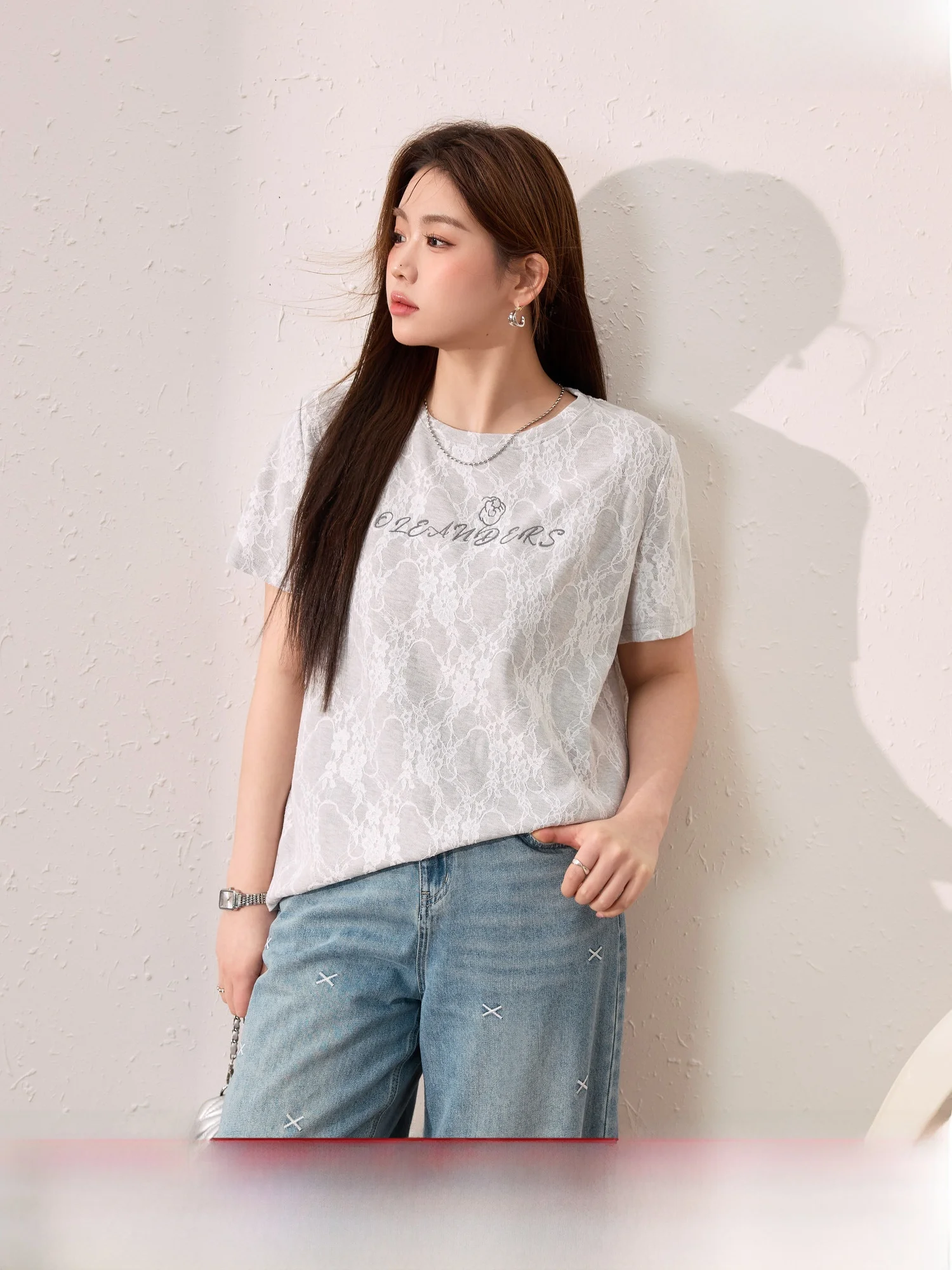 Niebieska koszulka damska plus size, wyszczuplająca, z bogatym haftem, z krótkim rękawem, letnia, luźna, wygodna, uniwersalna bluzka.