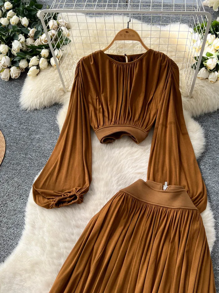 طقم نسائي أنيق مكون من قميص بأكمام قصيرة وتنورة عالية الخصر مشقوقة، مناسب للخريف والأزياء العصرية والعمل