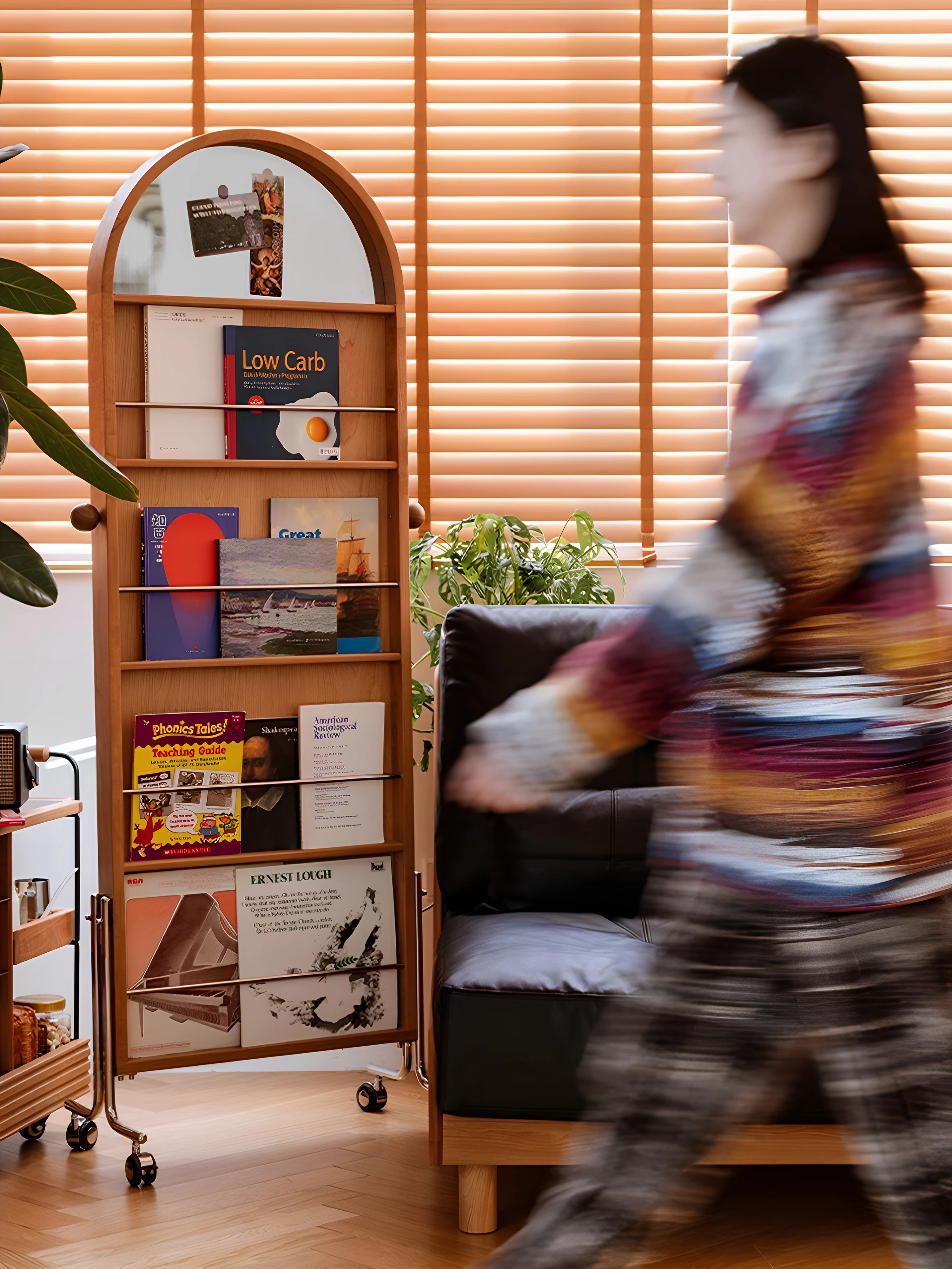 

Household living room solid wood books, newspapers and magazines, retro style movable in the display rack, rotating full body