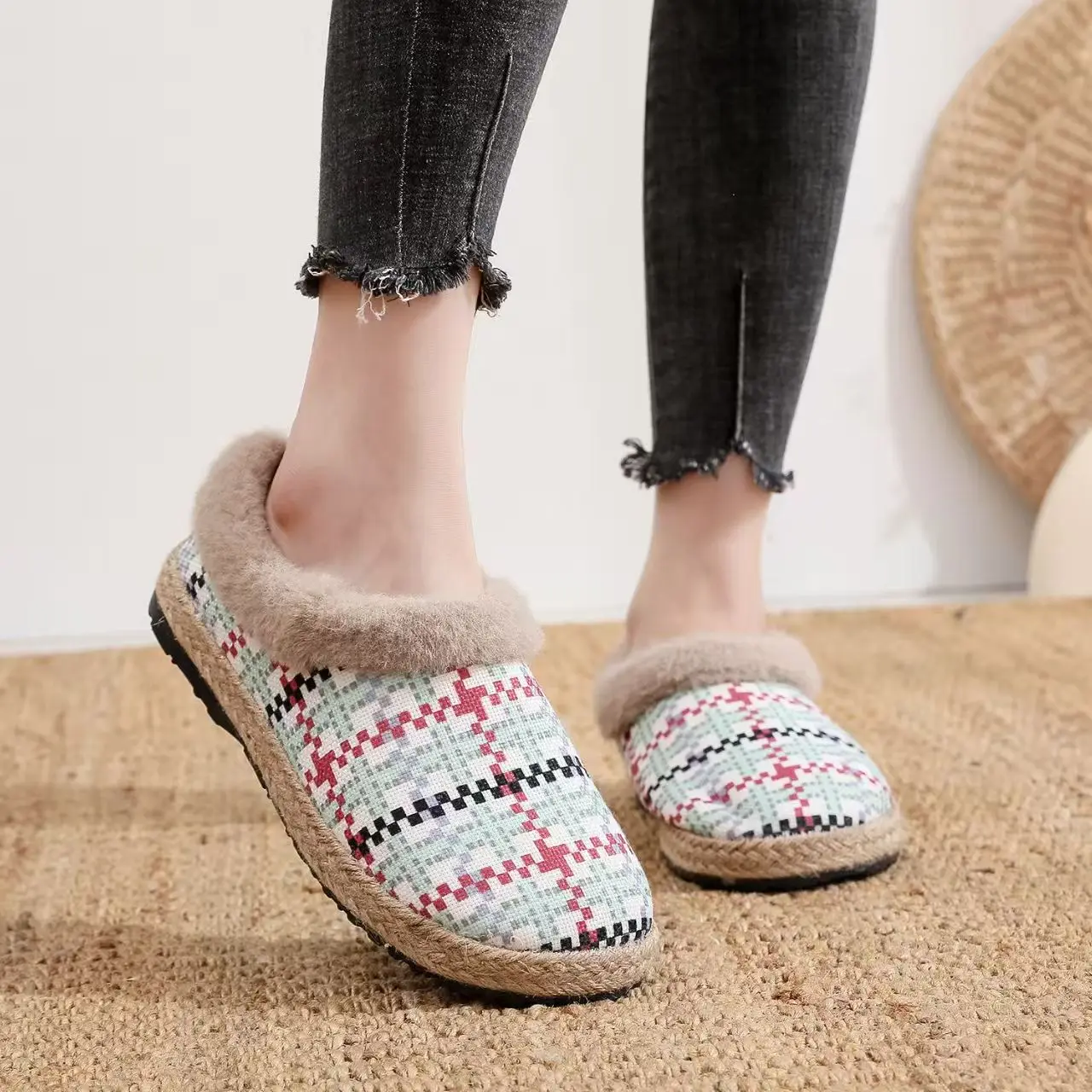 

Новые зимние женские хлопковые туфли с низким верхом на плоской подошве, мягкая подошва, нескользящая нескользящая обувь с круглым носком, утепленная плюшевая теплая хлопковая обувь для пожилых людей