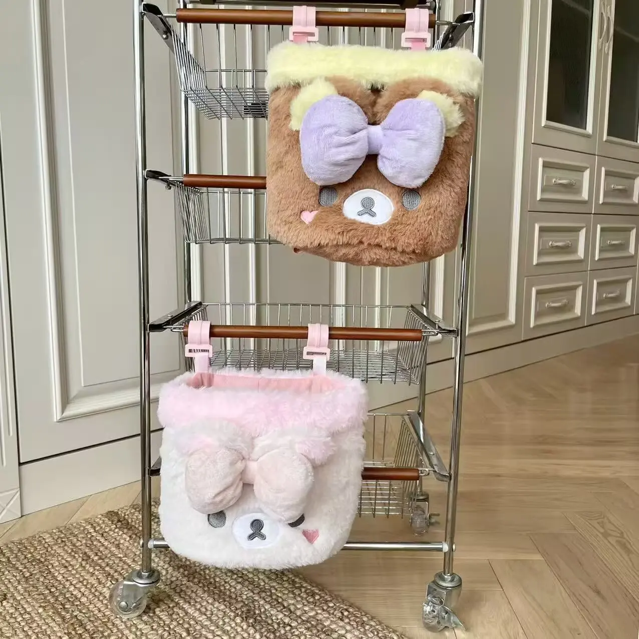 Rilakkuma Hängetasche für Schlafsaal – Süßer Korilakkuma Plüsch-Organizer, weicher Kawaii Caddy für Schreibtisch-Kosmetikaufbewahrung für Mädchen – Detail 7