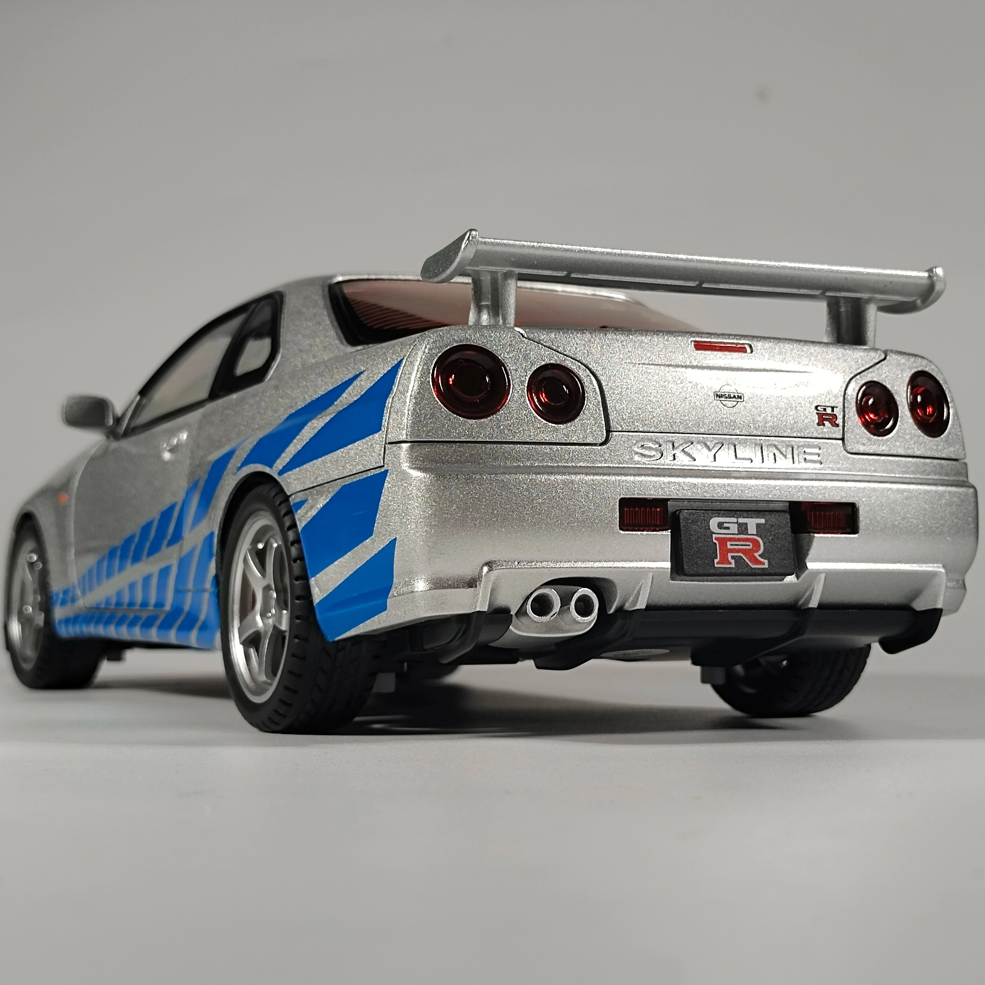 Nissan Skyline GTR R34, coche en miniatura de aleación con sonido y luz, juguete coleccionable para niños, regalo de cumpleaños, 1/18