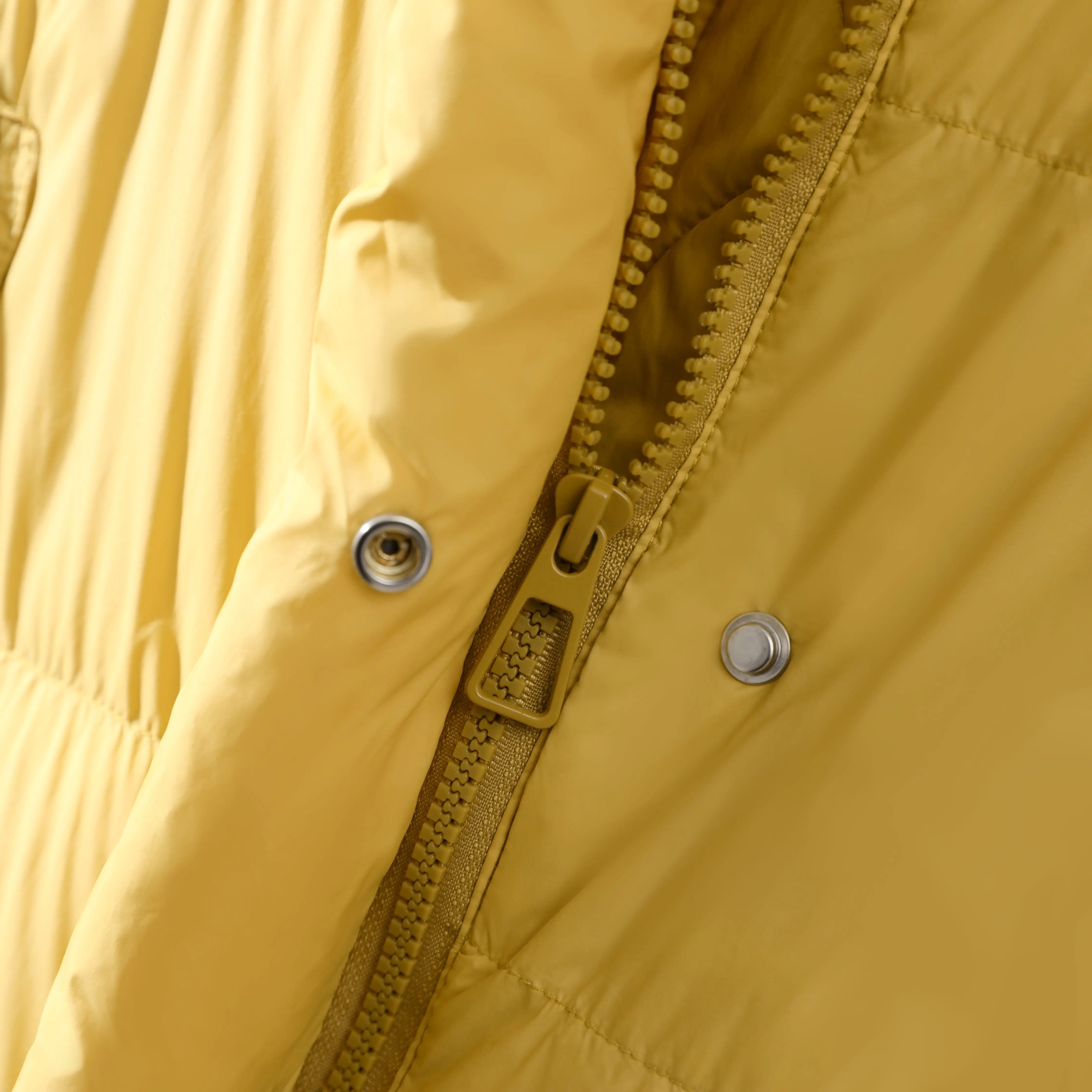 เสื้อแจ็คเก็ตดาวน์ผู้หญิงสีพื้นแบบหนา ดีไซน์เรียบง่าย รุ่นใหม่สำหรับฤดูหนาว ซิปนุ่ม สวมใส่สบาย ทรงหลวม คุณภาพสูง เหมาะสำหรับใส่ไปทำงาน