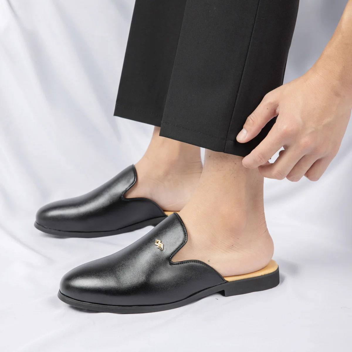 Nueva marca de zapatos informales de verano para Hombre, mocasines transpirables con espalda descubierta, zapatillas para Hombre, mocasines de cuero con espalda abierta, cómodos zapatos deslizantes