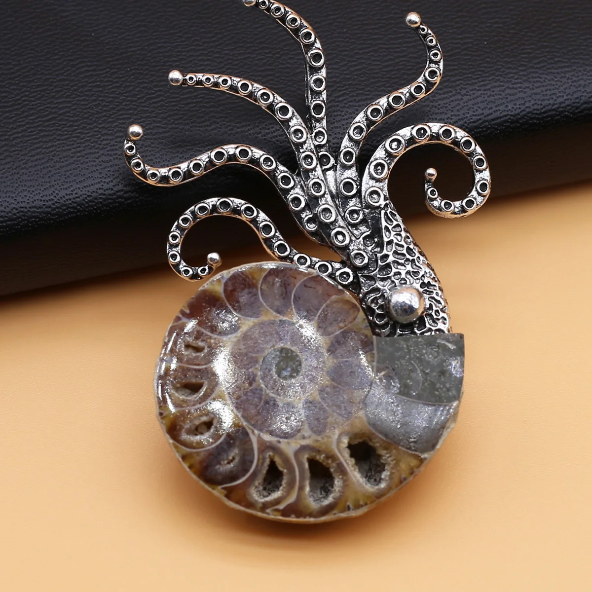 Natural Shell Pearl Mother Shell Octopus Shape Melon Seed Clasp Brooch Pendant for DIY Charm Necklace Earring Jewelry