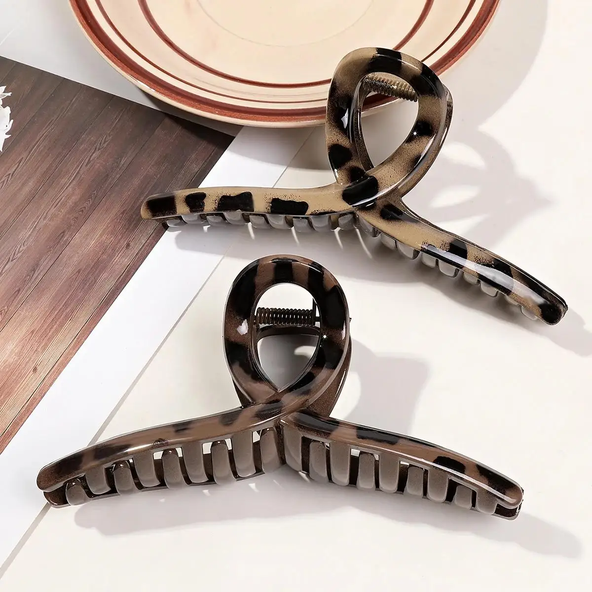 4 Stück 5,1 Zoll Herbst Winter Leopardenmuster glänzend überkreuzt große Haarklammern braun rutschfeste Haar-Accessoires für Frauen Mädchen – Detail 7