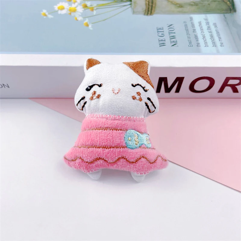 Creative Plush Cat พวงกุญแจเข็มกลัดสําหรับหญิงสาวแฟชั่นการ์ตูนน่ารักพวงกุญแจจี้กระเป๋าเป้สะพายหลังอุปกรณ์ตกแต่งของขวัญ