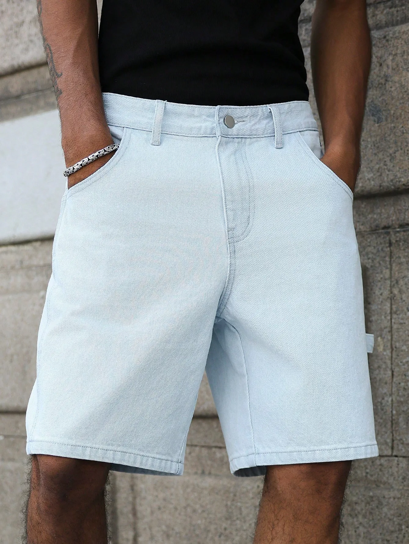 

Men's light denim blue knee-length shorts for spring and summer, with a simple match, suitable for casual daily wear.