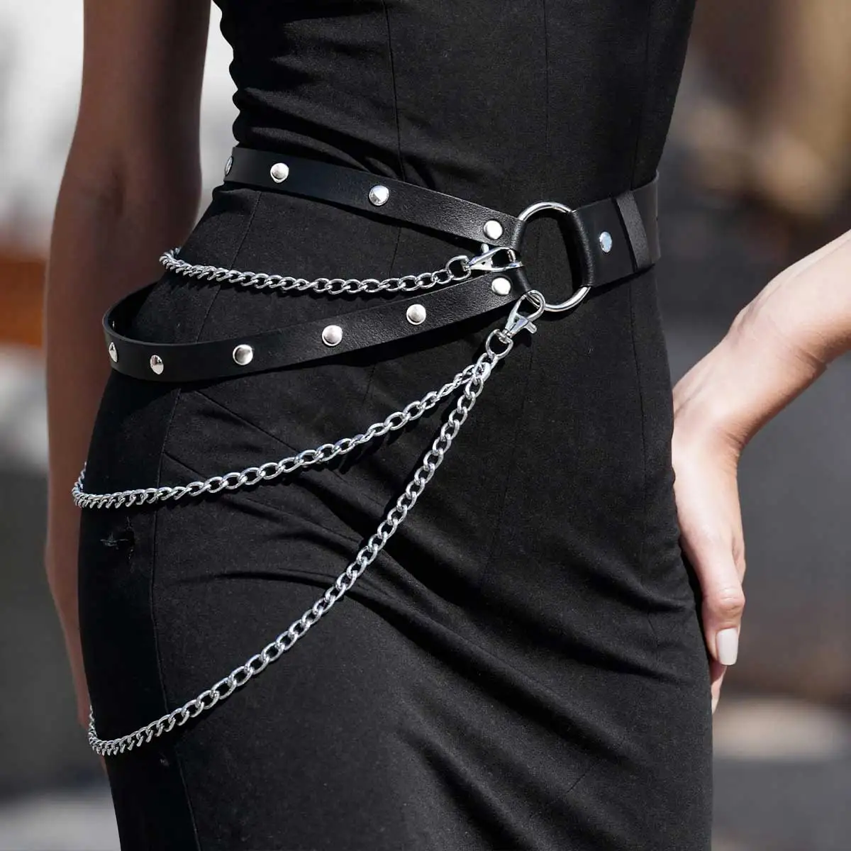 

Женский кожаный ремень с заклепками и двойной цепочкой – стильный аксессуар для платьев, с металлической цепочкой, регулируемый, трендовый дизайн.