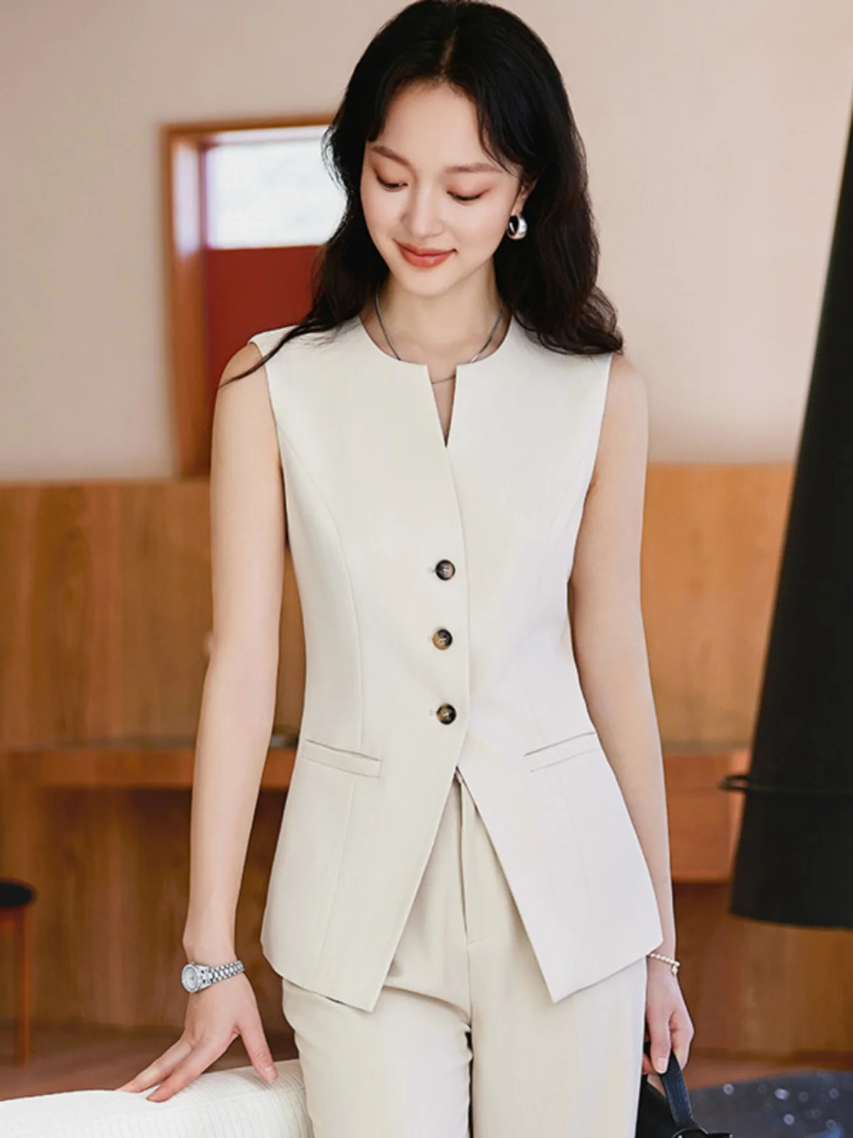 Slim Fit Sleeveless Vest Jacket Women's 2024 Spring Summer New High-End Single Button Professional Workwear Shoulder Pad