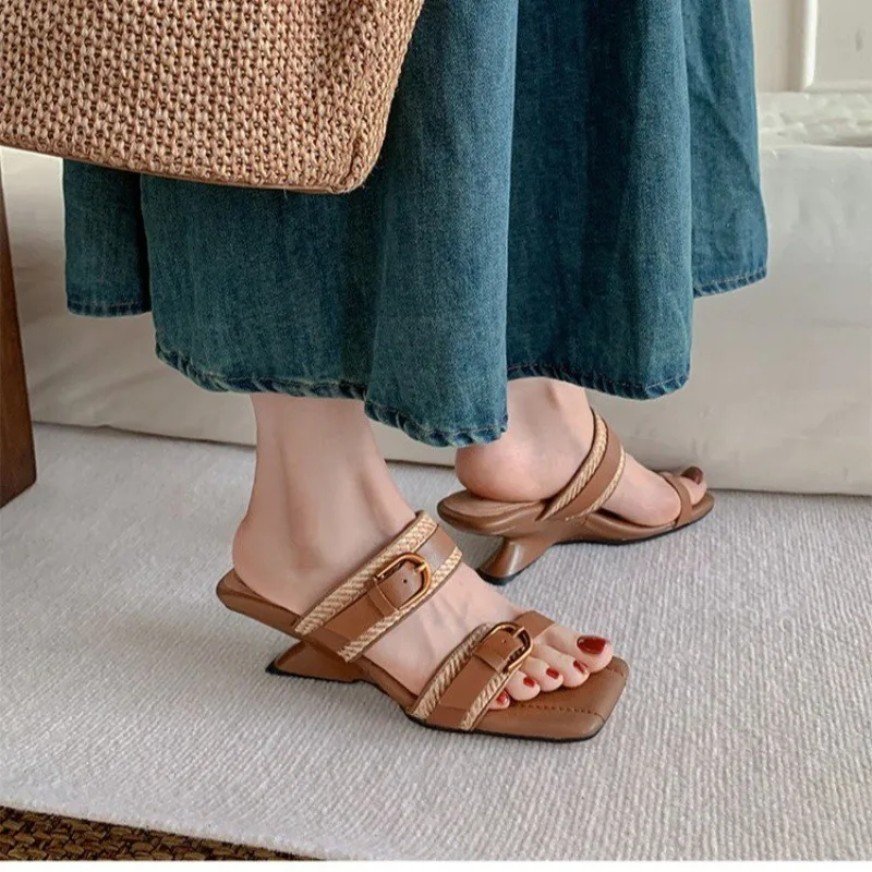 Sandal Wanita Vintage dengan Tali Anyaman dan Gesper, Model Open Toe Wedges, Sandal Musim Panas Wanita Terbaru dengan Hak Tinggi dan Ujung Persegi
