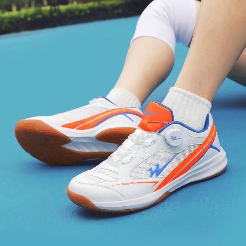 2025 جديد رجل أحذية المحكمة الداخلية يمكن ارتداؤها أحذية كرة الريشة النساء جلد سريع أحذية التنس للجنسين مصمم حذاء رياضي