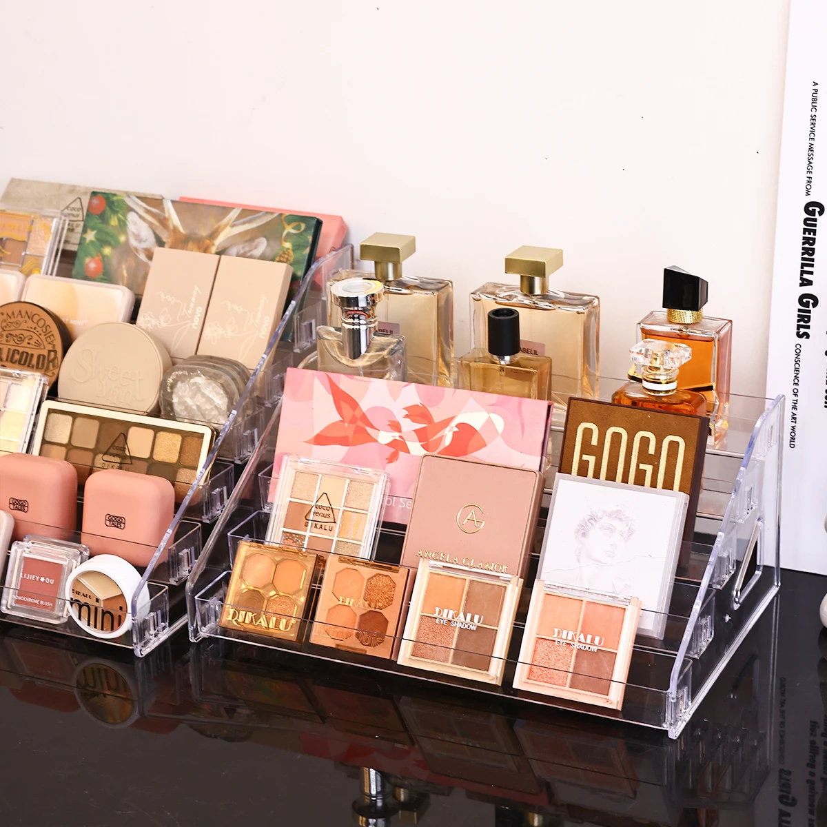 قطعة واحدة من رف عرض مستحضرات التجميل متعدد الطبقات من الأكريليك المتدرج، منظم سطح المكتب المحمول، صندوق تخزين صينية ظلال العيون