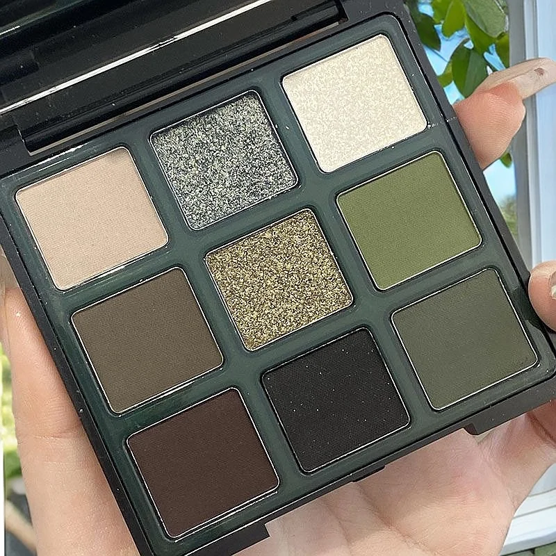 グリーン シリーズ 9 色のアイシャドウ パレット - 鮮やかな色、光沢のあるアイメイクアップ パレット、防水性と耐久性、音楽に最適
