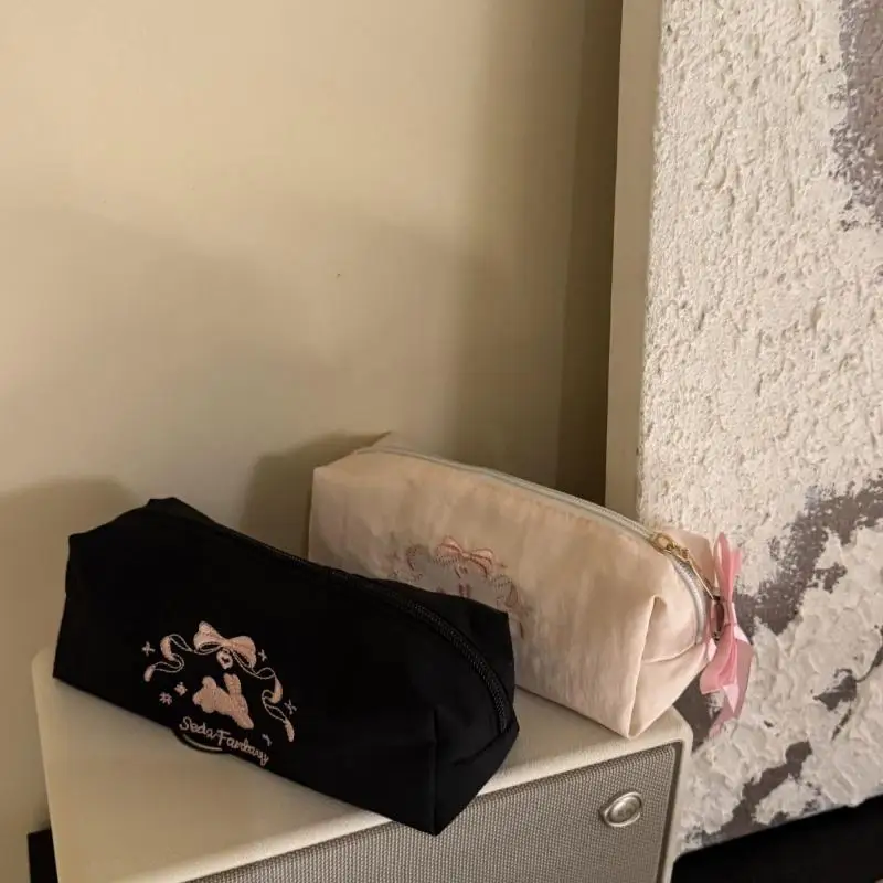 Niedliches Stifteetui aus Nylon mit Stickerei und Spitzenmuster, Hase-Design, großes Fassungsvermögen, wasserdichter Reißverschluss, multifunktionale Kosmetiktasche, Schreibwaren. – Detail 7