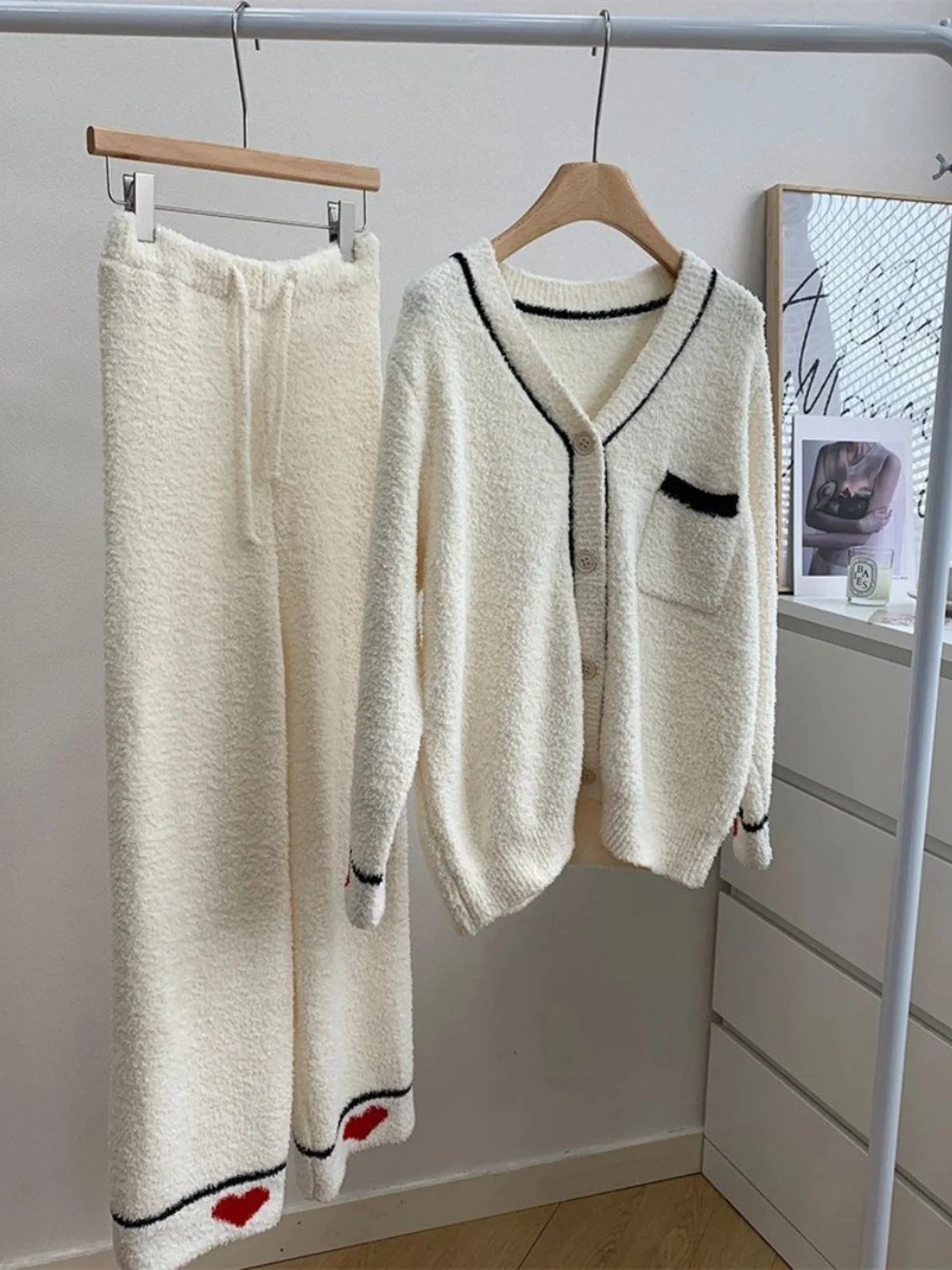 

Korean Sle Thiened Velvet Spwear Women's Winter Home Clothes Set Heart Pattern Long Sve V-Ne Button Decorated